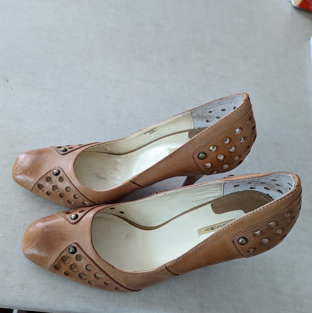 Max studio tan heels
